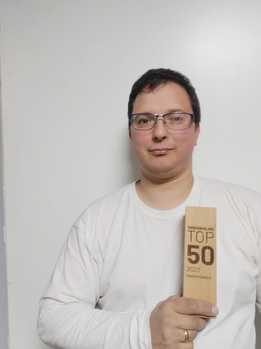 Bacsúr Ferenc (Hadron Elektro Kft.) TOP 50 2023 díjával, melyet a Tudjukki.hu-n szerzett ügyfelek értékelése alapján érdemelt ki.