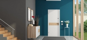 Fehér bejárati ajtó kék falon, modern minimalista házban.