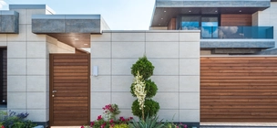 Fa kiskapu és úszó nagykapu modern háznál