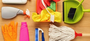 Különböző takarítóeszközök és felszerelések (kesztyű, lapát, felmosó stb).