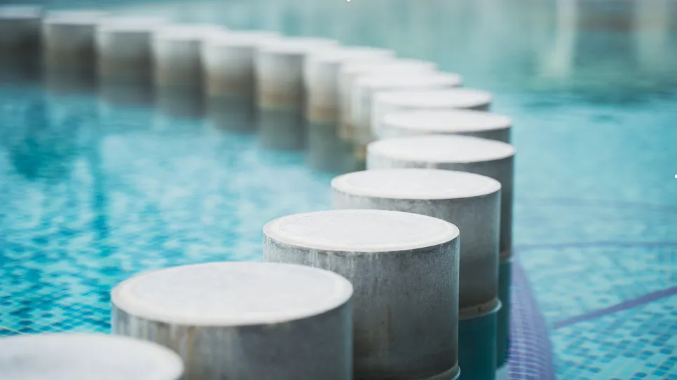 Dekorbeton Dekorbeton tömbök egy medence szélén.