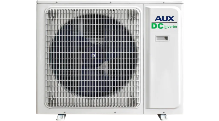 AUX márka logójával és 'DC Inverter' felirattal ellátott, fehér színű kültéri klíma kondenzátor egység.