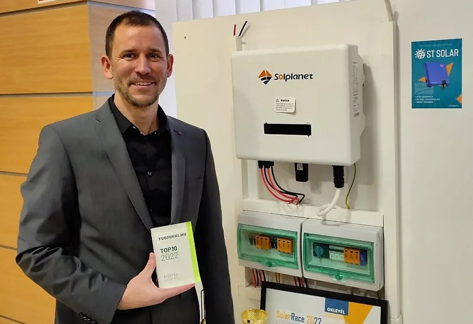 Kovács zoltán, az st solar kft. ügyvezetője - top 10 2022 díj Kovács Zoltán, az ST Solar napelemes cég ügyvezetője a Tudjukki TOP10 2022 díjával.
