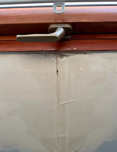 A képen egy rosszul záródó, szivárgó ablak látható.