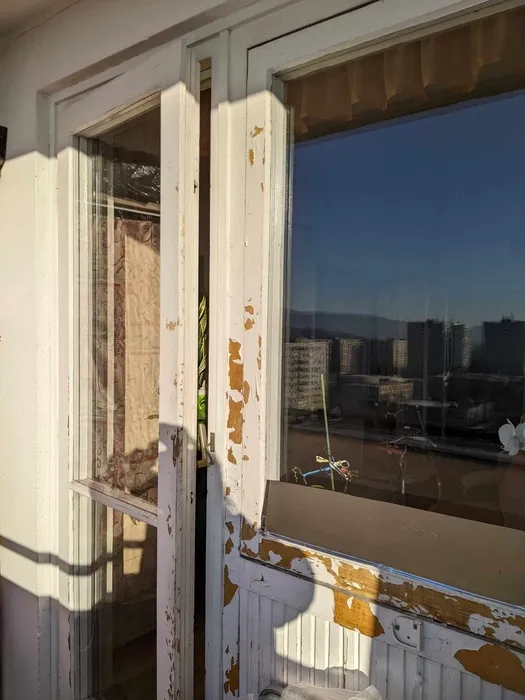 Kopott, huzatos fa ablakkeret? mutatjuk, mit tehetsz ellene lepattogzó festék a fa ablakkereten