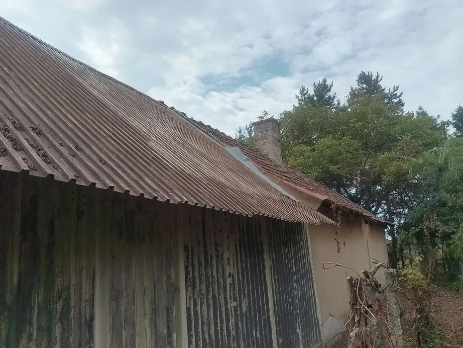 Mit tehetsz, ha rozsdásodik a tetőd? Hullámos fém tető látható rozsdával